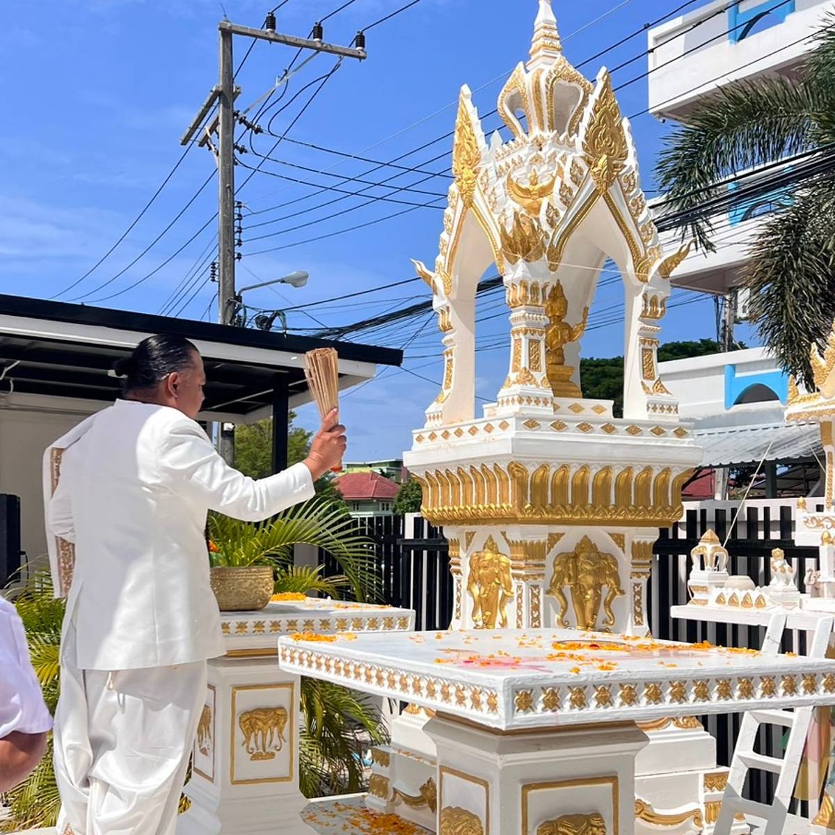 ๑๔.๗.๖๙ บวงสรวงถอนศาลพระพรหมเจ้าที่