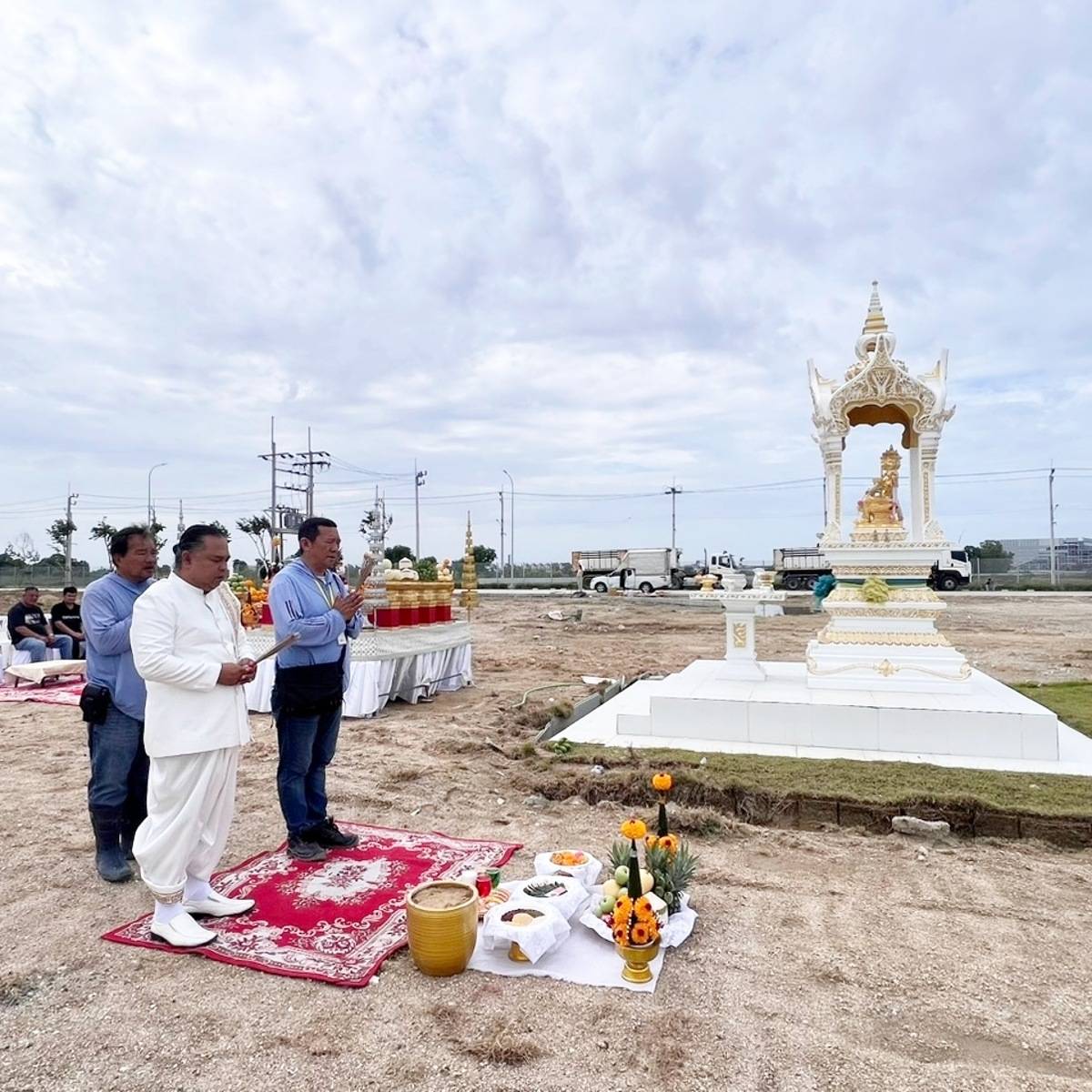 ๑๖.๘.๖๙ บวงสรวงถอนศาลพระพรหมเจ้าที่